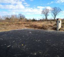 Place de parking terminée + mur autour des coffrets