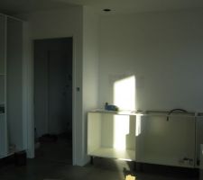 Montage cuisine :mur du fond (implantation en l)et vue sur la porte du cellier