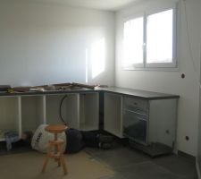 Cuisine : pose du plan de travail sur mesure