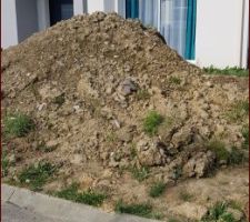 Il restera encore un tas de terre à l'avant du jardin à étaler
