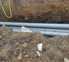 Mise en place des tuyaux pour l'évacuations des eaux du futur abri de jardin
