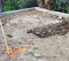 Mur de soutènement pour l'abri de jardin terminé plus qu'a creuser le trou pour accueillir la futur dalle