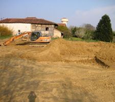 Début du Terrassement aplanissement et début de forme de la plateforme