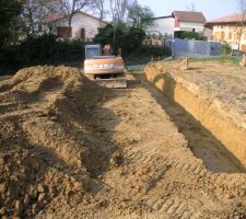Début du Terrassement on visualise le niveau de la plateforme et on imagine la quantité importante de terre à déplacer pour créer la plateforme du futur terrain