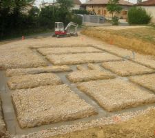 Coulage des fondations terminé, 80 cm de profondeur par 40 cm de largeur.
Sur sol argileux mieux vaut prévoir une bonne assise !