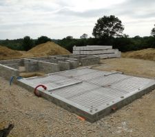 Le vide sanitaire sous la partie RDC est mont&eacute;e et les dalles sont stock&eacute;es. Plus qu'&agrave; couler la dalle du garage avant d'attaquer l'&eacute;l&eacute;vation des murs !