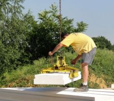 La grue enfin d&eacute;pli&eacute;e permet de commencer la pose du plancher en  b&eacute;ton cellulaire