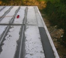 Les &eacute;l&eacute;ments sont li&eacute;s entre eux et au cha&icirc;nage p&eacute;riph&eacute;rique gr&acirc;ce &agrave; des aciers HA 8 noy&eacute;s dans du mortier.
D&egrave;s lors, le d&eacute;marrage du 1er rangs peu commencer sans d&eacute;lai ( contrairement &agrave; une dalle b&eacute;ton tradi, du coup id&eacute;al pour autoconstructeur !)