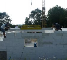 Mise en place de la dalle sur le garage, un jeu d'enfant !