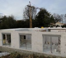 Pose partielle du plancher haut du RDC en attendant de d&eacute;coffrer la poutre centrale