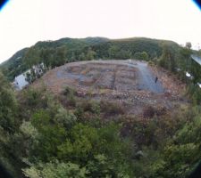 Une vue un peu &eacute;loign&eacute; par le drone pour admirer les fondations