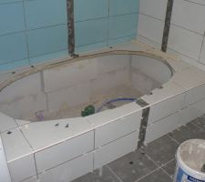 J 285, Le tablier de baignoire est carrel&eacute;