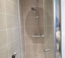 Portes de la douche de la SDB principale installe.colonne de douche installée