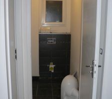 J 288 Le muret du WC est carrelé