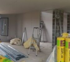 Vue intérieur où le placo est pratiquement terminé. On peut apercevoir la réservation pour notre future verrière industrielle