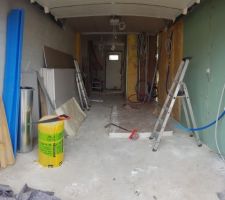 Vue intérieur de notre garage. C'est toujours le bordel dans notre garage, même dans une maison neuve. On est maudit :D