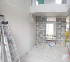 Vue intérieur de notre vide sur hall. Nous avons dû mal à considérer que ce petit bout de mur en parpaing à gauche recevra notre WC.A vue d'oeil cela ne parait pas large.
