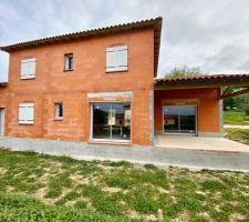 Maison façade sud avec terrasse couverte + volet "à la provençale (panneaux horizontaux) à l'intérieur et verticaux en façade)