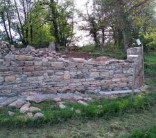 Muret en pierre coté grange