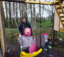 Célia et Thibault s'amusant sur le jeu avec ma mère.