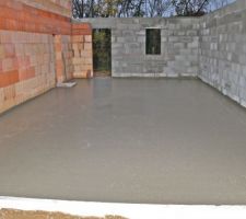 La dalle brute du garage coul&eacute;e