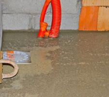 Le puisard sous le futur robinet du garage avec les r&eacute;servations d'arriv&eacute;es EDF et FT.