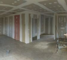 Carrelage 45x45 - Salon à gauche, espace à manger au milieu, cuisine à droite.