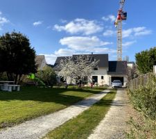 Vue de la maison depuis l'entrée du chemin