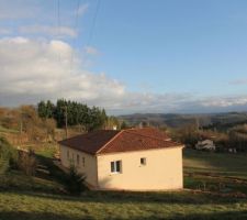 La ligne EDF passe encore au dessus de la maison