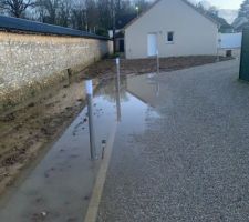 Beaucoup de pluie génère un petite inondation sur l'allée. Il va falloir drainer cette partie.