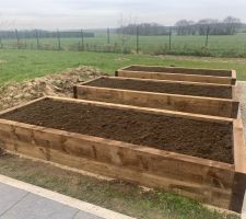 Les bacs potagers sont terminés mais il manque la terre.