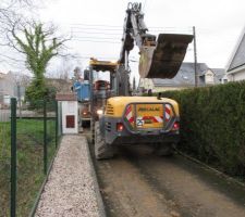 Engin pour descendre la piscine par le devant de la maison apres le refus de certains voisins pour la depose par camion grue