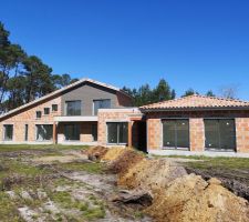 Tranchée pour branchement électrique de la maison à la limite de propriété.