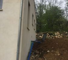 Façade Est, avec les arrivées et évacuations eau