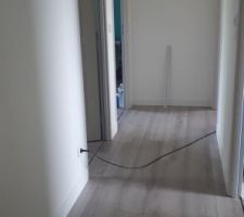 Plinthes en cours - couloir fini