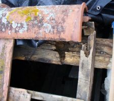 Panne faitière entre maison et grange pourrie