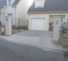 Piliers installés avec visiophone et numéro de rue