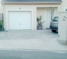 Piliers installés avec visiophone et numéro de rue