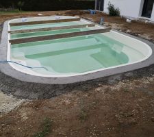 Le montage de la piscine touche à sa fin. La ceinture béton est prête à accueillir les margelles et le local piscine prêt à accueillir le système de filtration.