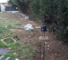 "muret" de délimitation de terrain recevant sur elements de pilliers des panneaux bois ocultant en remplacement d'une bache sur piquets d'origine