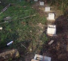 "muret" de délimitation de terrain recevant sur elements de pilliers des panneaux bois ocultant en remplacement d'une bache sur piquets d'origine