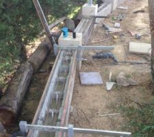 "muret" de d&eacute;limitation de terrain recevant sur elements de pilliers des panneaux bois ocultant en remplacement d'une bache sur piquets d'origine