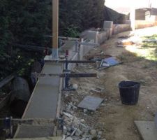 "muret" de d&eacute;limitation de terrain recevant sur elements de pilliers des panneaux bois ocultant en remplacement d'une bache sur piquets d'origine