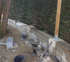 "muret" de d&eacute;limitation de terrain recevant sur elements de pilliers des panneaux bois ocultant en remplacement d'une bache sur piquets d'origine