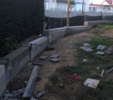 "muret" de d&eacute;limitation de terrain recevant sur elements de pilliers des panneaux bois ocultant en remplacement d'une bache sur piquets d'origine