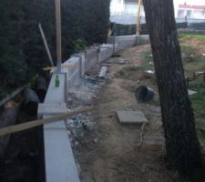 "muret" de d&eacute;limitation de terrain recevant sur elements de pilliers des panneaux bois ocultant en remplacement d'une bache sur piquets d'origine