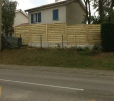 "muret" de d&eacute;limitation de terrain recevant sur elements de pilliers des panneaux bois ocultant en remplacement d'une bache sur piquets d'origine