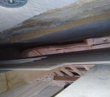 Pose du lambris au dessus des chevrons en ch&ecirc;ne. Merci le renvoi d'angle car il y a parfois seulement 20cm entre le haut de la lame de lambris et la laine de bois vis&eacute;e dans la vraie charpente.