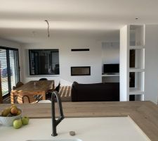 L?&eacute;lectricien n?a pas encore pu passer finir l?installation des spots et autres suspensions et nous n?avons pas encore tous nos meubles mais nous sommes tellement heureux d?&ecirc;tre enfin chez nous.