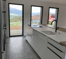 L électricien n a pas encore pu passer finir l installation des spots et autres suspensions et nous n avons pas encore tous nos meubles mais nous sommes tellement heureux d être enfin chez nous.